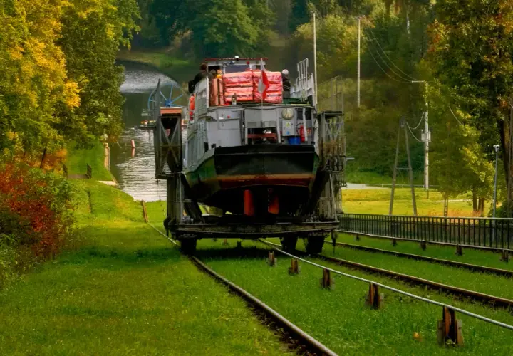 Kanał Elbląski: Rejs statkiem po trawie? Planuj wycieczkę 2025!