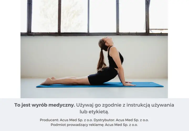 Kobieta wykonuje ćwiczenie cobra, pogłębiając rozciąganie pleców na macie.