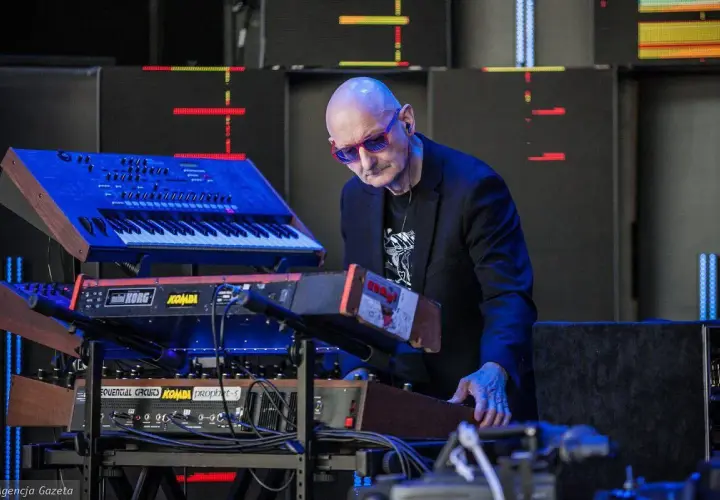 Muzyka elektroniczna symfoniczna: Fuzja orkiestry i syntezatorów