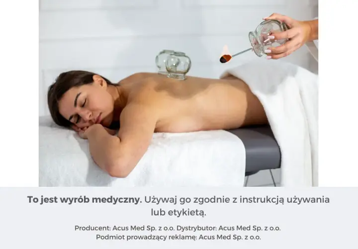 Kobieta leży na masażu, a terapeuta przygotowuje się do zabiegu stawiania baniek. Dowiedz się, ile trzymać bańki, by uzyskać najlepsze efekty.