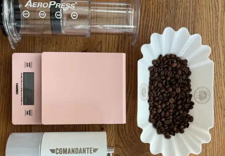 AeroPress, Hario-Waage, Comandante-Mühle und Kaffeebohnen. Perfekt für die Zubereitung von Kaffee, mit dem richtigen Verhältnis von kaffeepulver pro 100 ml.
