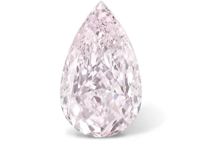Ein tropfenförmiger, heller lila Diamant, dessen Name "The Graff Pink" lautet, funkelt im Licht.