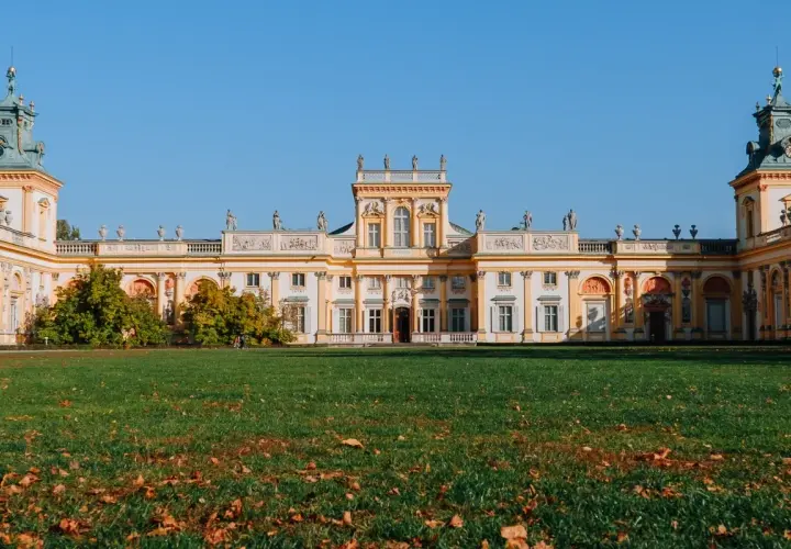 Pałac w Wilanowie zachwyca architekturą. Zwiedzanie za darmo to świetna okazja, by podziwiać jego piękno.