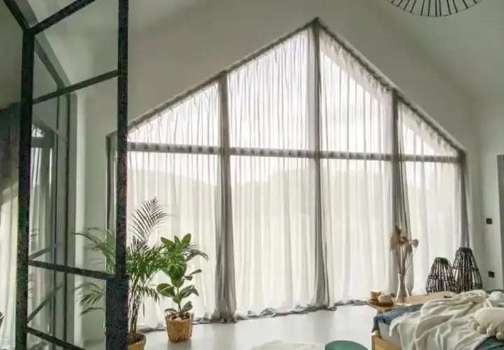 Jak zasłonić skośne okna? Delikatne zasłony pięknie podkreślają architekturę wnętrza, tworząc przytulną atmosferę.
