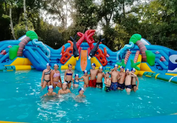 Bambini felici in un parco acquatico gonfiabile, un'avventura indimenticabile per il loro campo estivo.