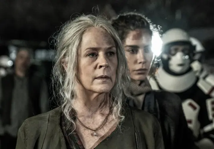 Carol i Connie w obliczu nieznanego, być może finałowego starcia w The Walking Dead. W tle widać żołnierzy.