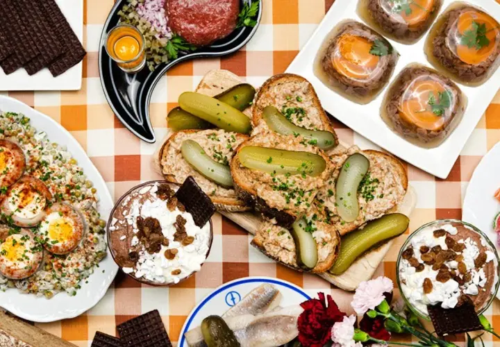 Jedzenie na imprezę w stylu lat 80.? Gotowe menu i przepisy PRL!