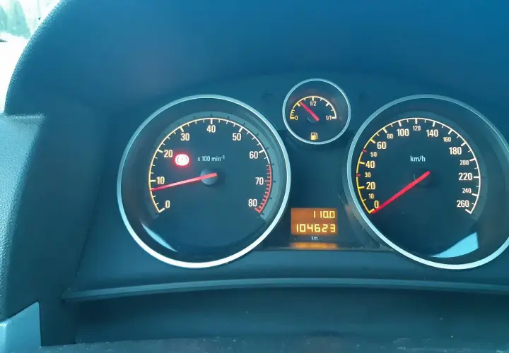 Deska rozdzielcza Astry H. Wskaźnik temperatury silnika jest w normie, podobnie jak paliwa. Przebieg 104623 km.