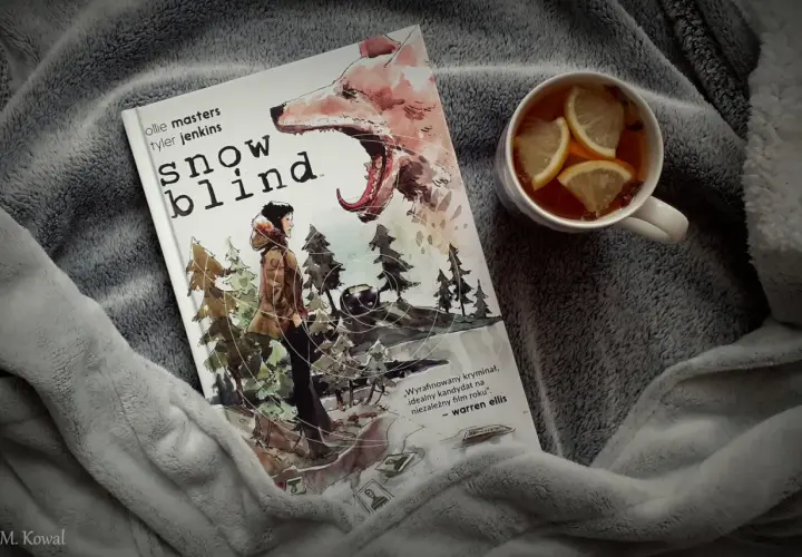 Okładka komiksu "Snow Blind" z wilkiem i postacią w lesie. Obok kubek z herbatą i cytryną. Idealny thriller na zimowe wieczory.