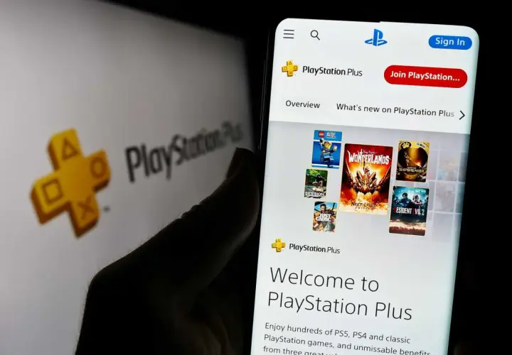 Telefon wyświetla stronę PlayStation Plus z grami. Sprawdź aktualną playstation plus cena i dołącz do zabawy!