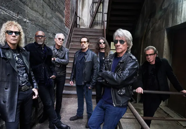 Zespół Bon Jovi w skórzanych kurtkach, gotowy na koncert.