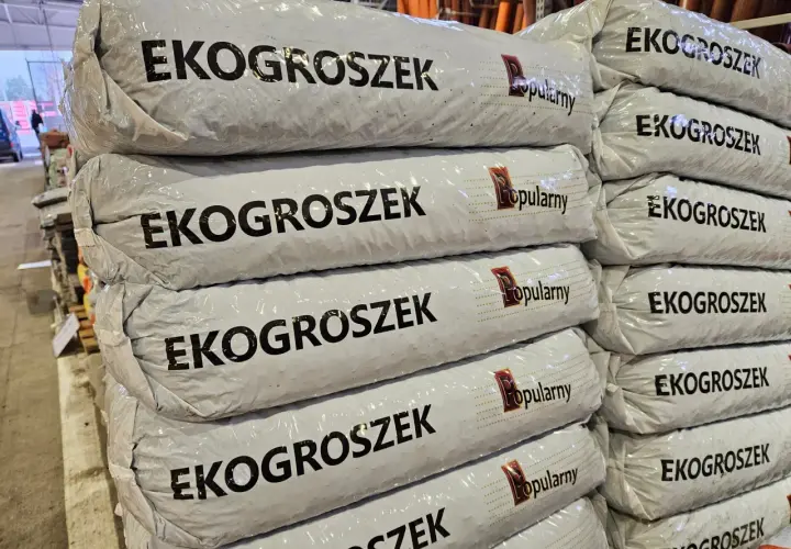 Stos worków z ekogroszkiem. Idealny do pieca na ekogroszek z podajnikiem dwufunkcyjnym.