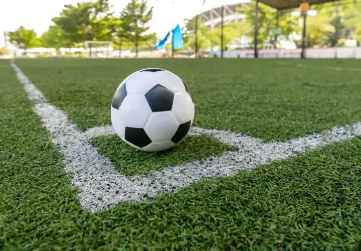 Piłka NFL leży na rogu boiska.