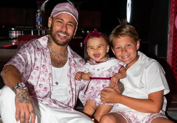 Neymar z synem i córką, wszyscy uśmiechnięci.