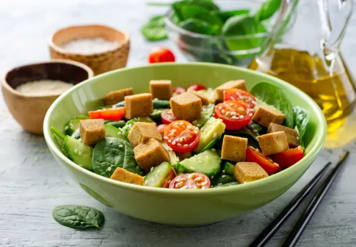 Sałatka z wędzonym tofu, pomidorkami koktajlowymi, ogórkiem i szpinakiem.