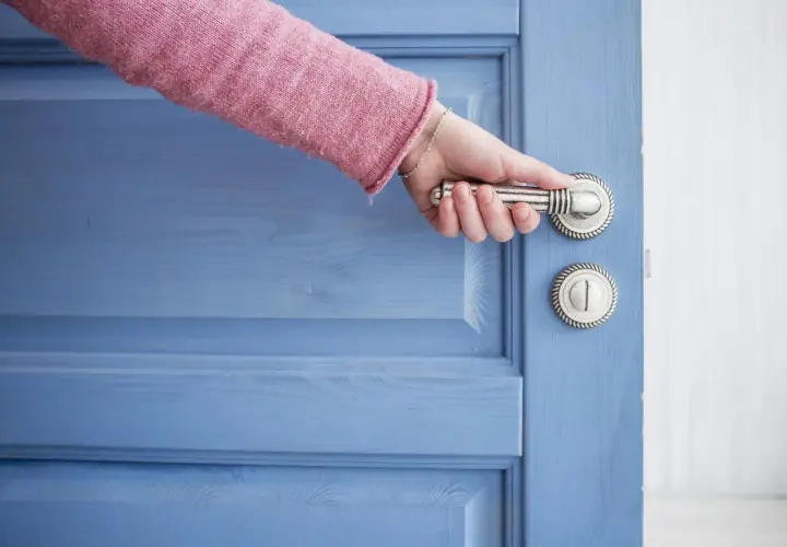 Jak wyciszyć drzwi wejściowe w bloku? Sprawdzone metody DIY!