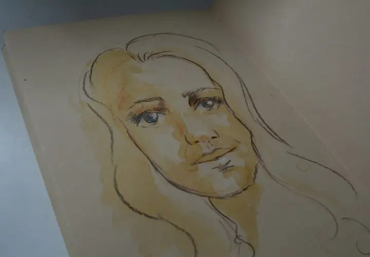 Szkic kobiety z niebieskimi oczami i blond włosami. To może być autoportret, uchwycony w delikatnych barwach.