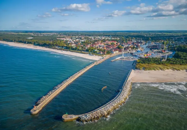 Widok na port i plażę w Ustce. Warto zobaczyć to urokliwe miasto i jego okolice, pełne nadmorskich atrakcji.