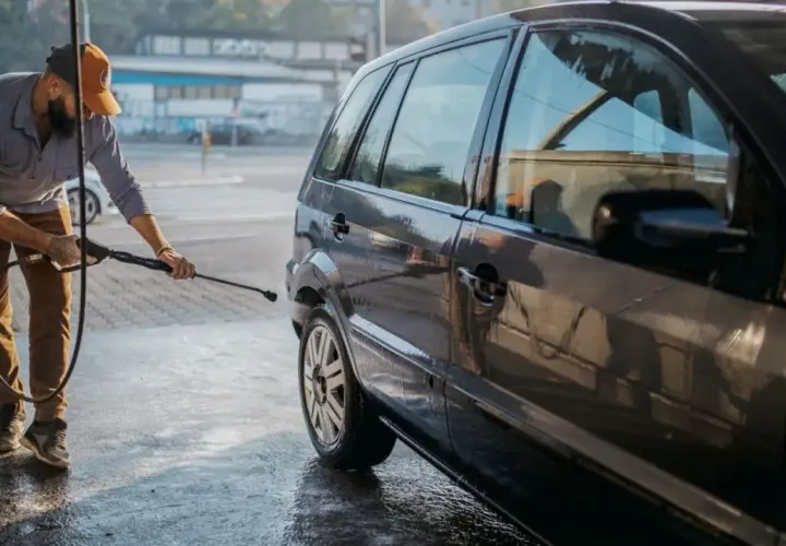 Czym myć auto po woskowaniu, aby nie uszkodzić wosku?
