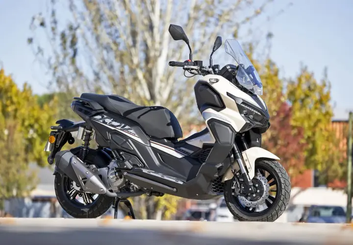 Scooter Keeway Vieste 300 color crema, con detalles en negro y plateado. A pesar de su diseño, algunos usuarios reportan keeway vieste 300 problemas.