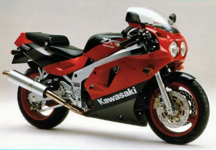 Kawasaki ZX-750, una moto deportiva roja y negra, lista para la velocidad.