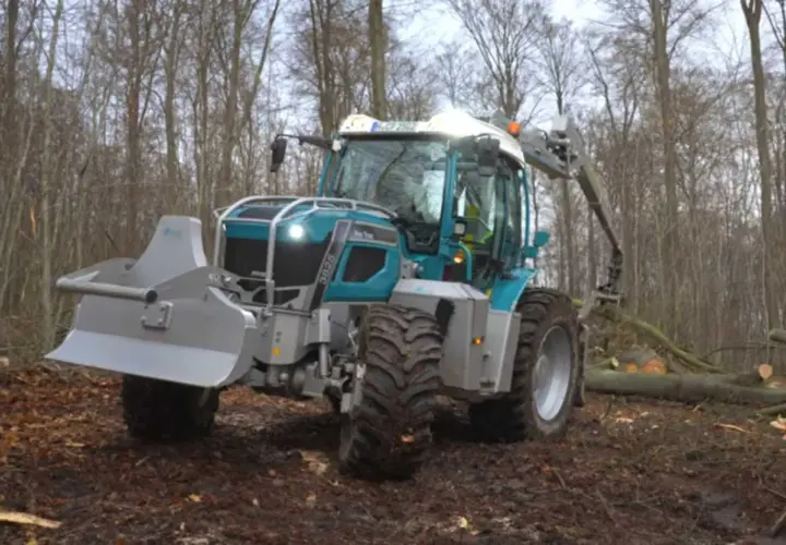 Ein moderner **Traktor mit Kran** im Wald, bereit für die Holzernte.