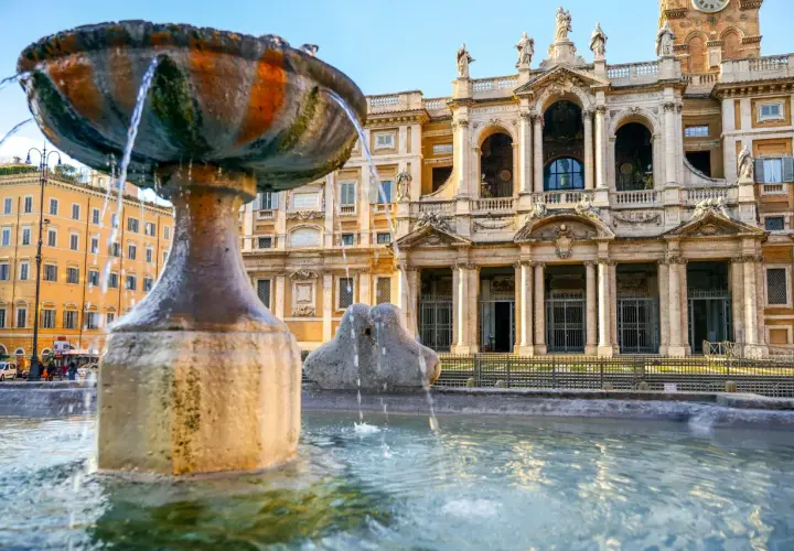 Fontana barocca davanti alla Basilica di Santa Maria Maggiore a Roma, con l'edificio imponente sullo sfondo.