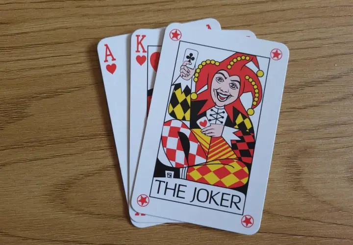 Karty do gry: as serce, król serce i joker. Idealne do nauki, jak się gra w remika.