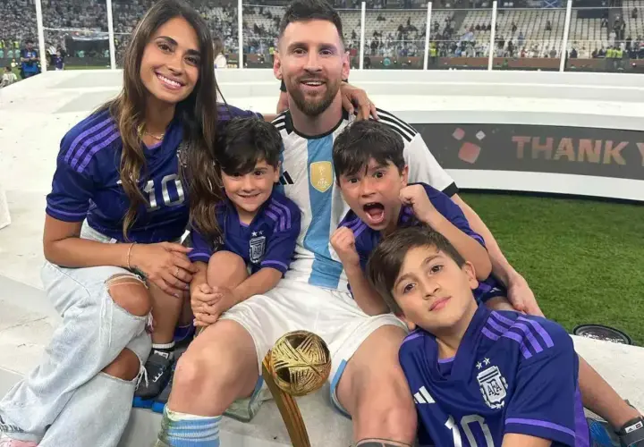 Szczęśliwy Messi z rodziną, żoną i trzema synami w strojach Argentyny. Dzieciaki cieszą się z sukcesu taty.