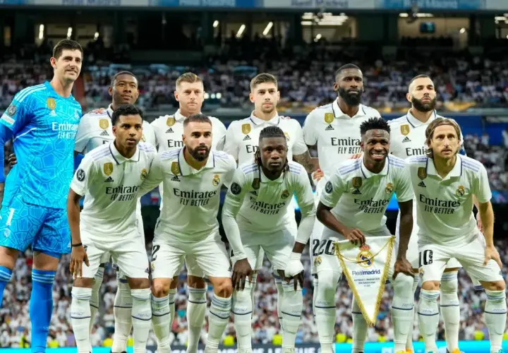 Drużyna Real Madryt Galacticos w białych strojach, gotowa do meczu.