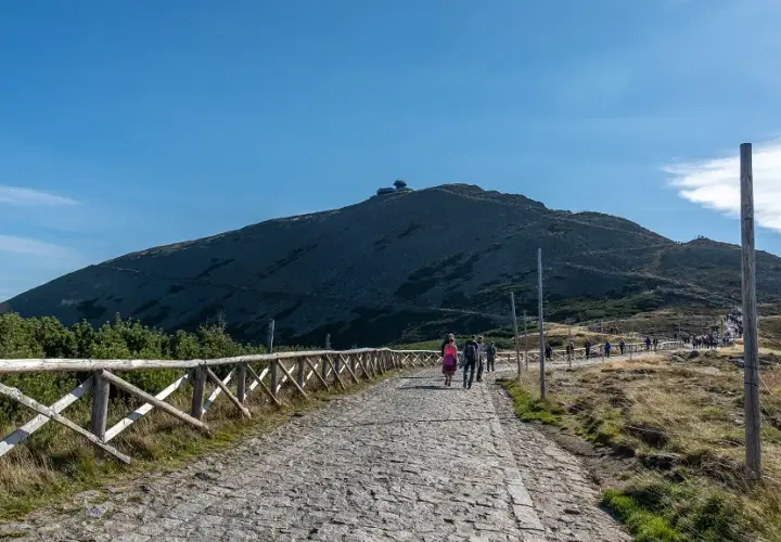 Śnieżka: Karkonosze, szlaki, pogoda. Jak zdobyć królową Sudetów?