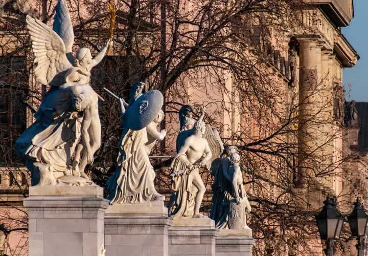 Czym jest rzeźba? Poznaj jej sekrety: formy, techniki, znaczenie.