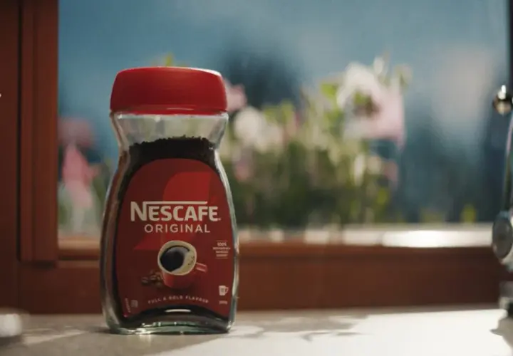 Słoik Nescafé Classic Original, pełen aromatycznej kawy, obiecuje pobudzenie. Ile kofeiny w tej pysznej filiżance?