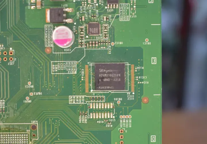 Zimne luty na płycie głównej. Układ pamięci SK hynix H26M31001FPR e-NAND 321A.