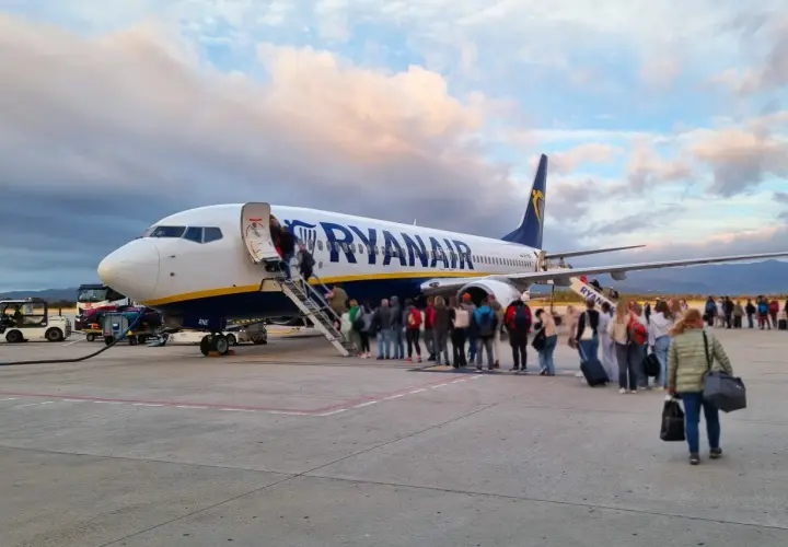Pasażerowie wsiadają do samolotu Ryanair. Dowiedz się, jak wydrukować bilet lotniczy Ryanair, aby podróż przebiegła sprawnie.