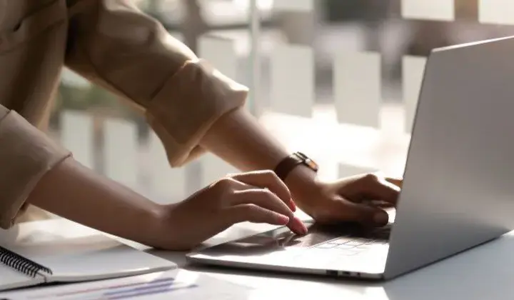 Ile prądu zużywa laptop? Sprawdź realne koszty pracy!
