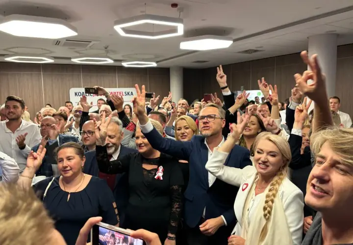Tłum ludzi z podniesionymi dłońmi, gest pokoju. Czy wewnątrz KO powstanie nowa frakcja skupiona wokół samorządowców z dużych miast?