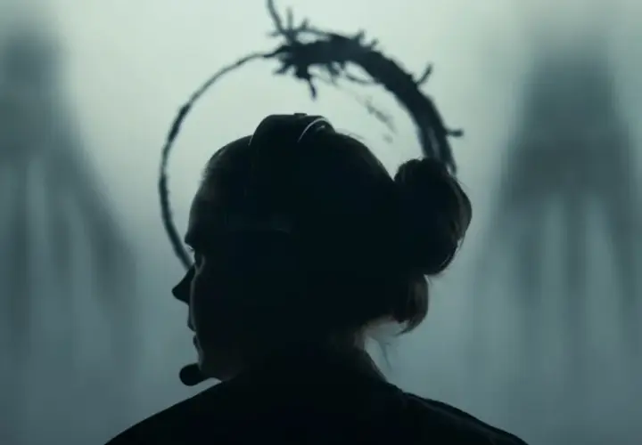 La protagonista di Arrival, in una scena chiave per la recensione, affronta l'ignoto. Le sagome aliene incombono.