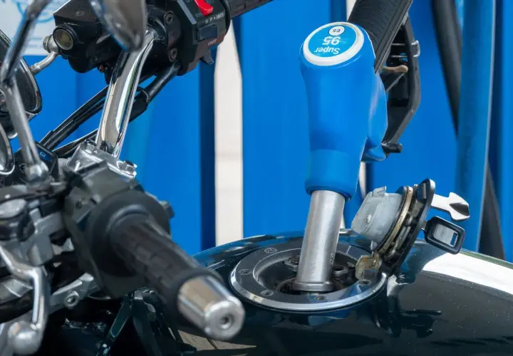 La moto de 4 tiempos usa gasolina Super 95. La boquilla de la gasolinera está en el depósito.
