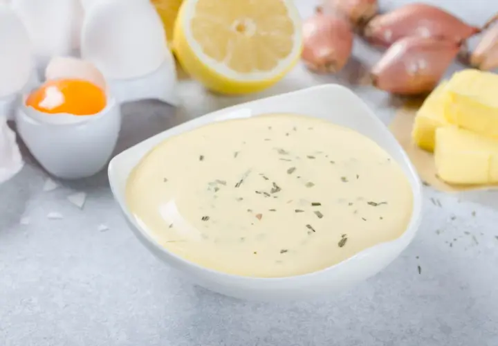 Sauce béarnaise recette : œufs, citron, échalotes et beurre prêts pour une sauce onctueuse.