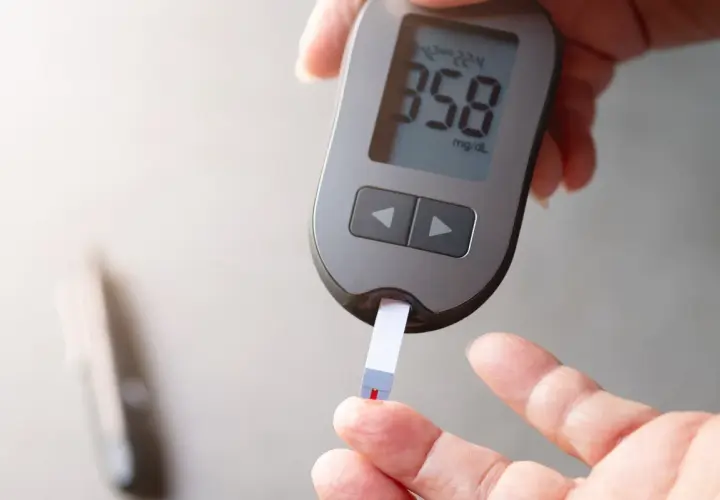 Pomiar cukru glukometrem. Wysoki wynik 358 mg/dL. Szukasz sposobu, jak szybko zbić cukier domowym sposobem?
