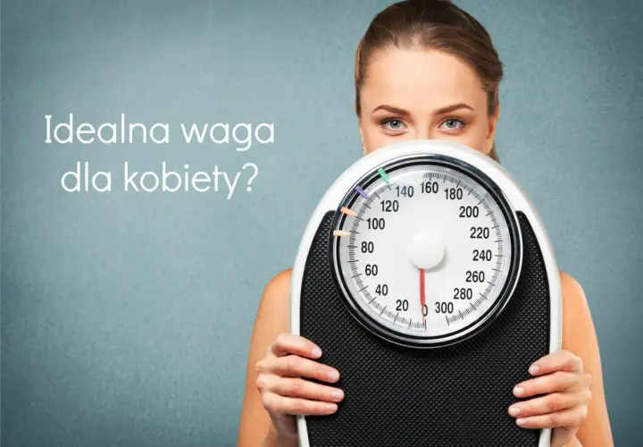 Kobieta trzyma wagę łazienkową, zasłaniając twarz.