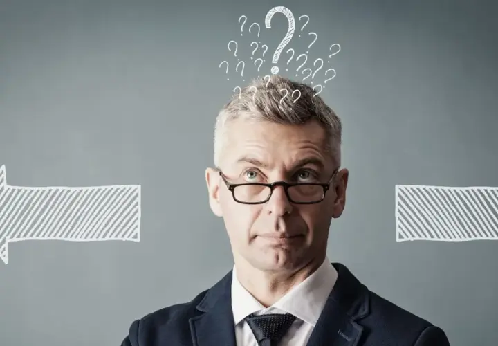 Un homme pensif, entouré de points d'interrogation, face à deux flèches. Il réfléchit à la meilleure stratégie pour sa prime d'intéressement.