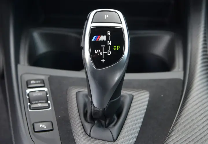 Biegowy drążek BMW M z oznaczeniami automatycznej skrzyni biegów: P, R, N, D, M/S.