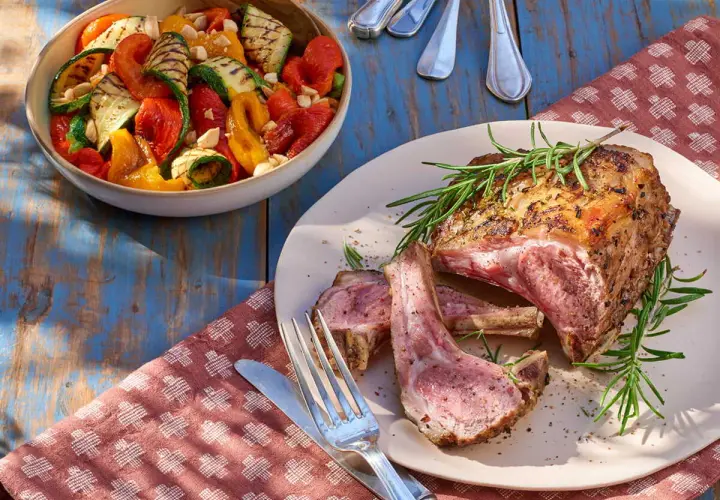 Côtelettes d'agneau grillées, accompagnées d'une salade composée de légumes rôtis. Quelle viande dans une salade composée !