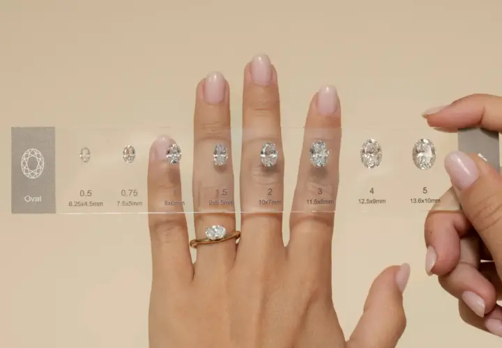 Vergleich von ovalen Diamanten: Der Unterschied zwischen Altschliff und Brillant-Schliff wird durch Größenvergleich deutlich.