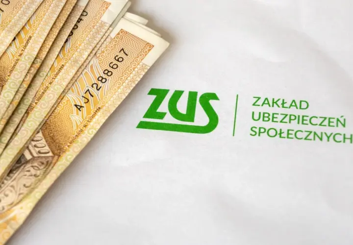 Pieniądze i logo ZUS. Symbolizują świadczenie rehabilitacyjne i wsparcie finansowe dla ubezpieczonych.
