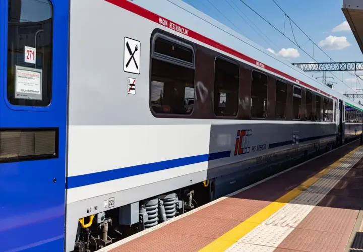 Wagon restauracyjny PKP Intercity na peronie. Widoczne symbole sztućców i zakazu palenia.