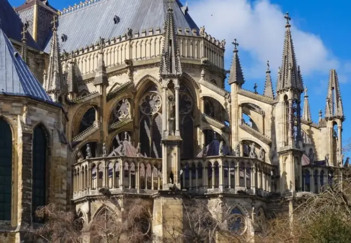 Rzeźba gotycka: historia, cechy i znaczenie w architekturze