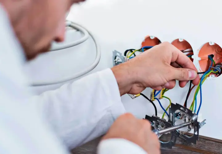 Ile kosztuje wymiana elektryki w mieszkaniu? Sprawdź ceny 2025